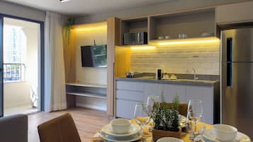 Apartamento | Cocina privada | Frigorífico, microondas, placa de cocina y tostadora