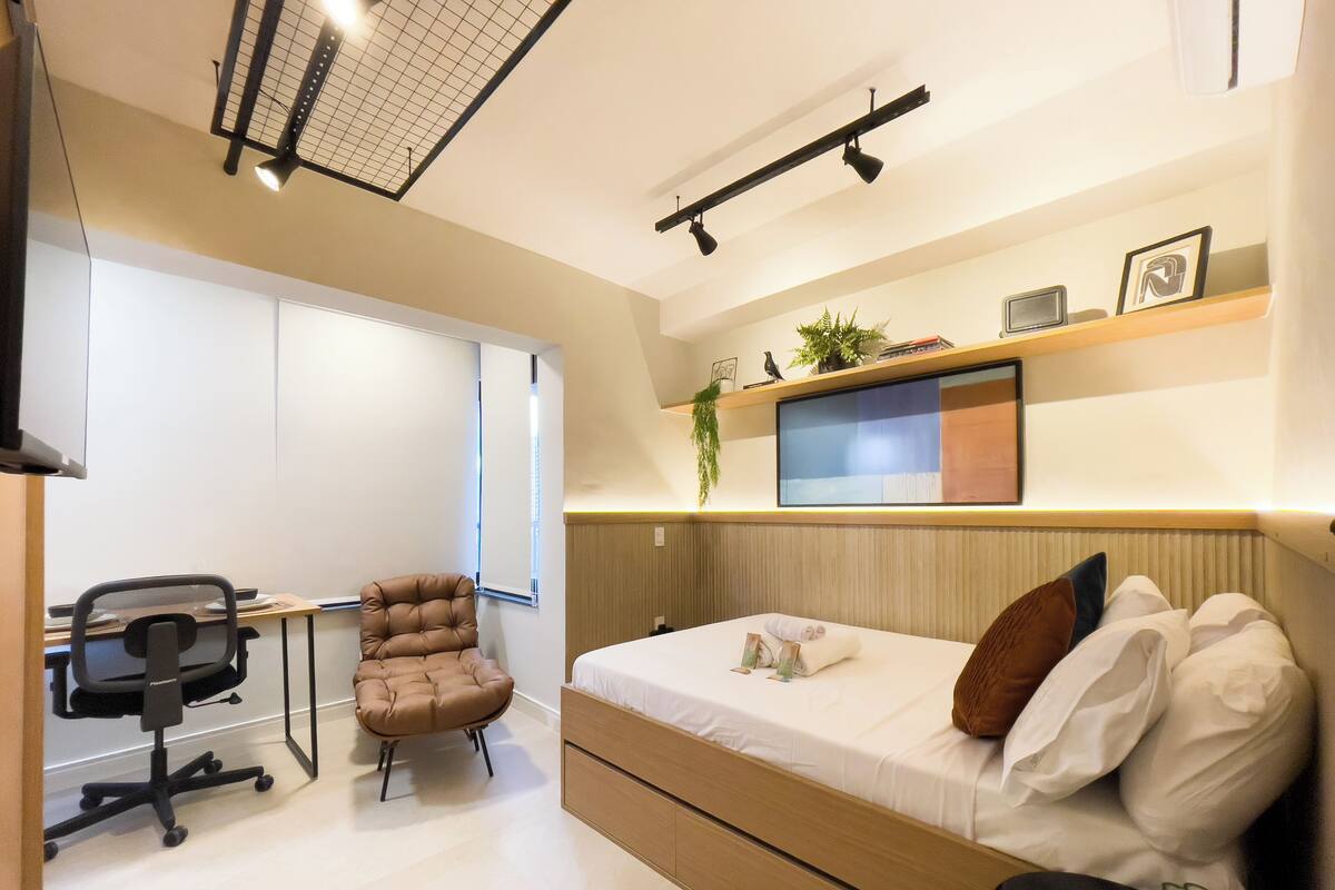Estudio | Ropa de cama hipoalergénica y espacio para trabajar con un portátil