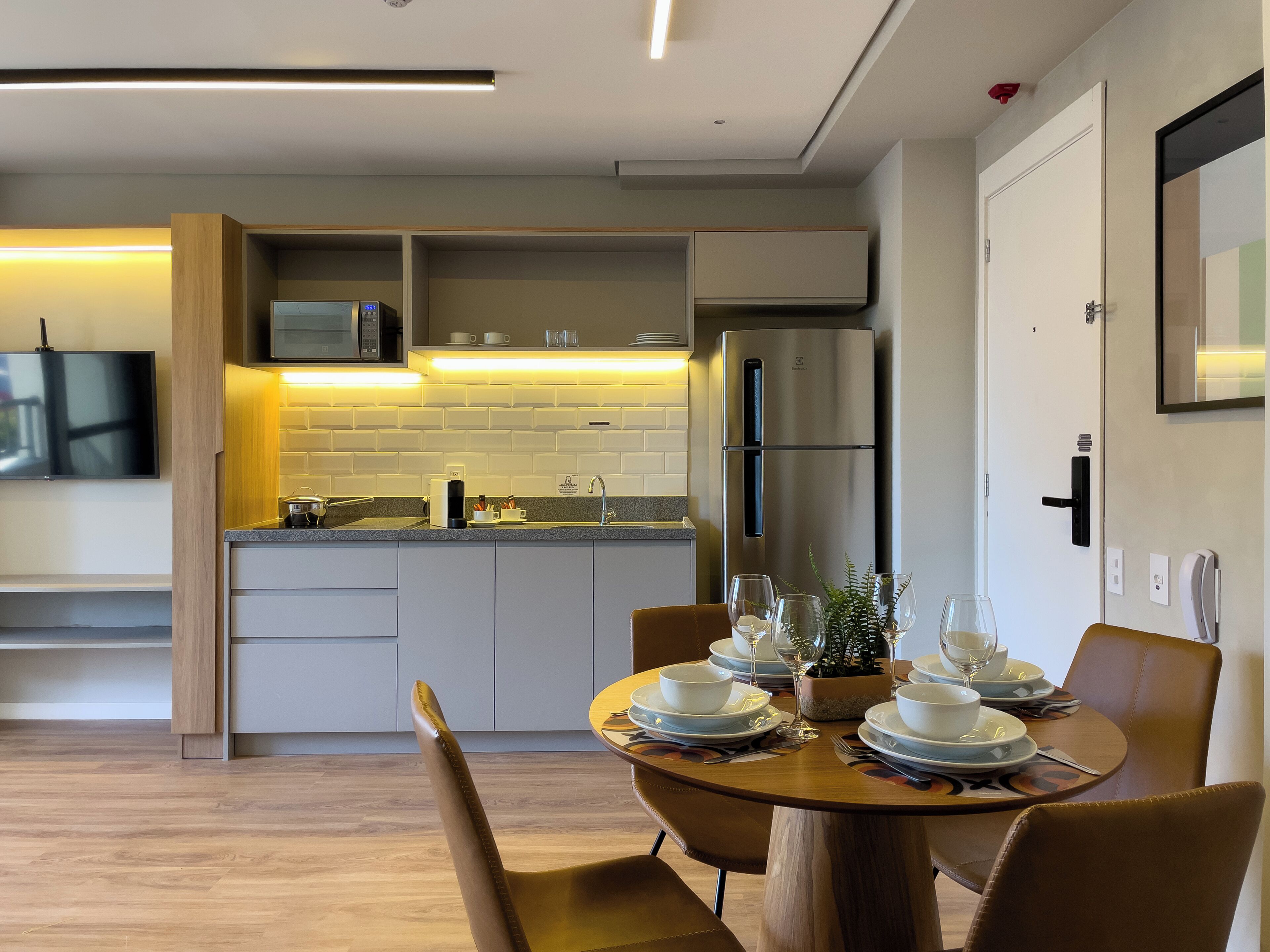 Apartamento | Cocina privada | Frigorífico, microondas, placa de cocina y tostadora