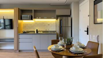 Apartamento | Cocina privada | Frigorífico, microondas, placa de cocina y tostadora