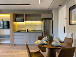 Apartment | Private kitchen | Fridge, microwave, stovetop, toaster - Zip Brooklin NR (São Paulo)