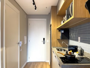Studio | Private kitchen | Fridge, microwave, cookware/dishes/utensils - Zip Brooklin-Piscina-Acesso Av. Morumbi (São Paulo)