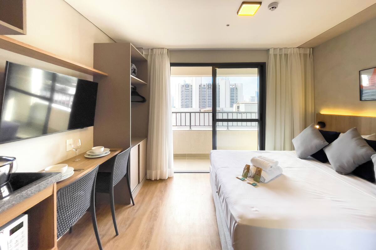 Estudio | Ropa de cama hipoalergénica y espacio para trabajar con un portátil