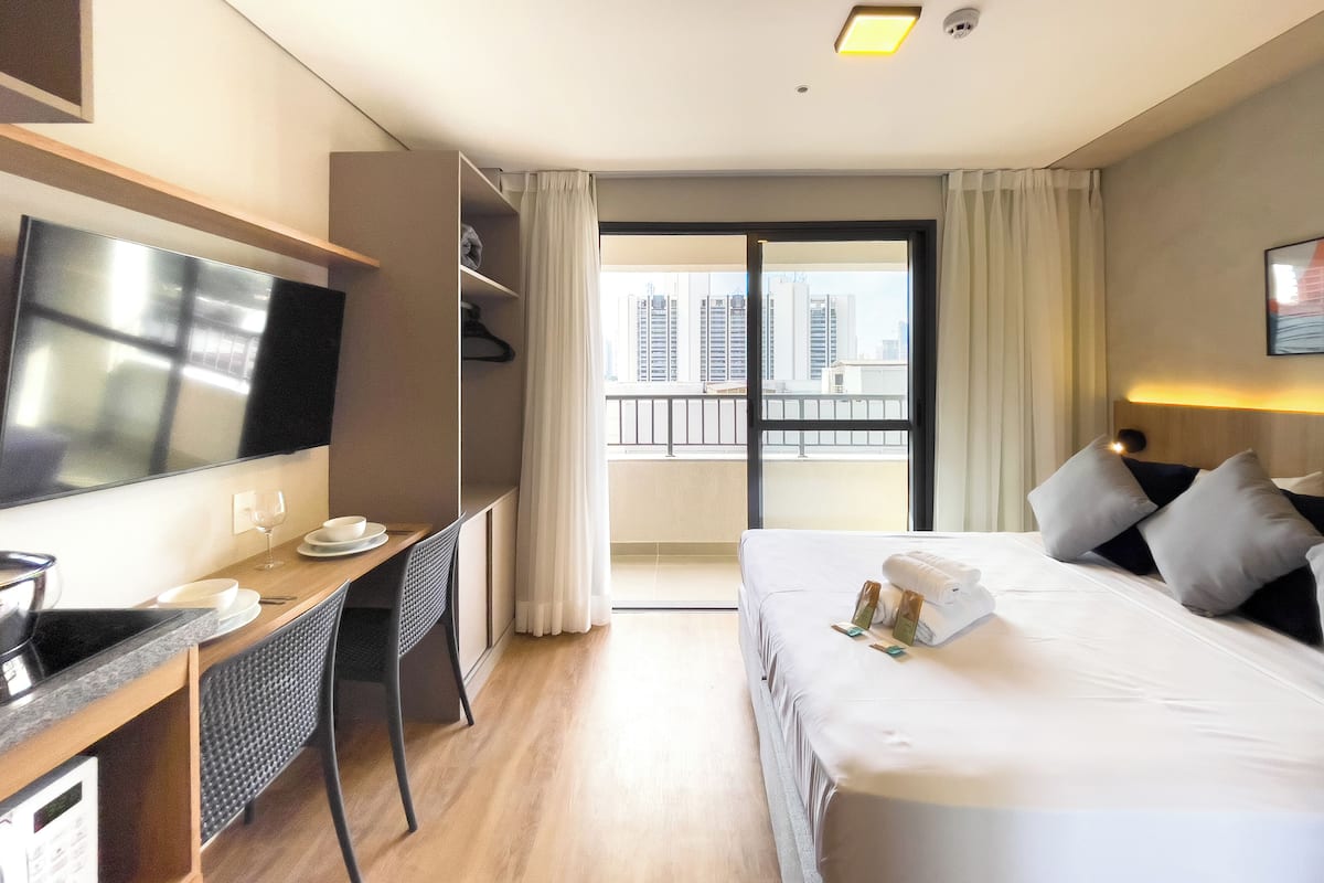 Studio | Hypo-allergenic bedding available, laptop workspace, blackout drapes
