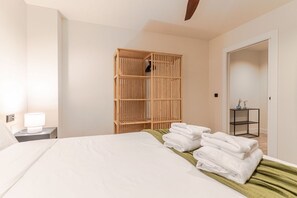 2 chambres, bureau, fer et planche à repasser, lit parapluie