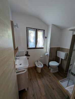 Bathroom - Apartment 'La Casetta' with Private Garden, Balcony and Wi-Fi (Marzio)