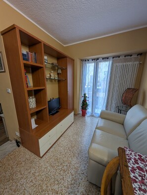 Living area - Apartment 'La Casetta' with Private Garden, Balcony and Wi-Fi (Marzio)