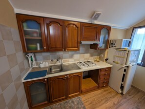 Private kitchen - Apartment 'La Casetta' with Private Garden, Balcony and Wi-Fi (Marzio)
