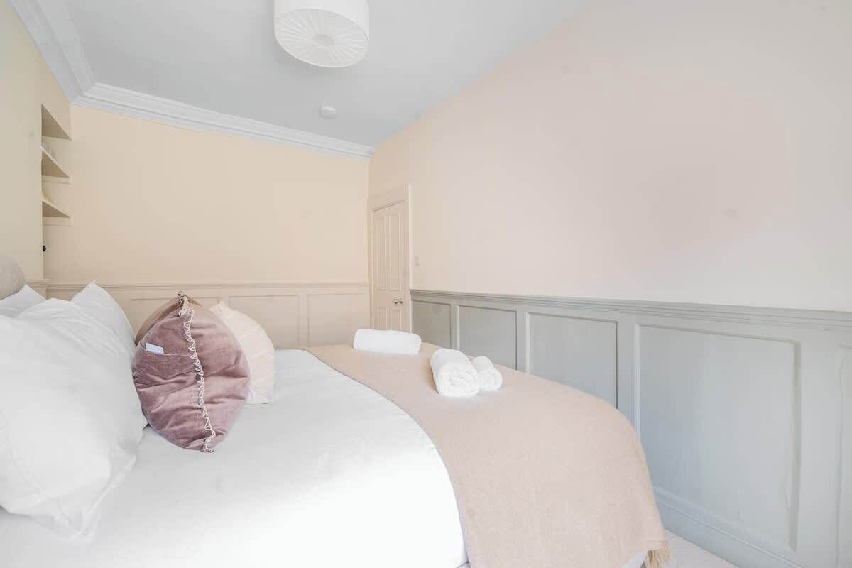 1 bedroom, iron/ironing board, travel crib, WiFi