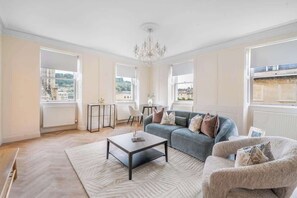TV - Romantic Getaway Apartment in Central Bath - VAT Q (Bath)