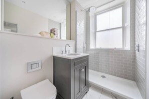 Shower, hair dryer, towels, shampoo - Romantic Getaway Apartment in Central Bath - VAT Q (Bath)