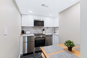 Fridge, microwave, oven, stovetop - Heritage Mansion 1BR unit in heart of MTL (Montreal)