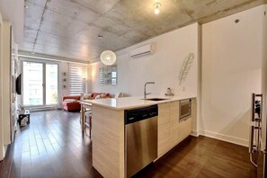 Interior - Stunning 1BR Condo with Balcony in Heart of MTL (Montreal)