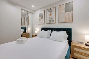 1 bedroom, desk, iron/ironing board, travel cot - Clean & Spacious 1BDR with patio and parking - 2 (Montreal)