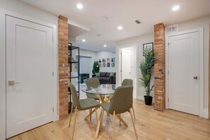 Dining - Clean & Spacious 1BDR with patio and parking - 2 (Montreal)