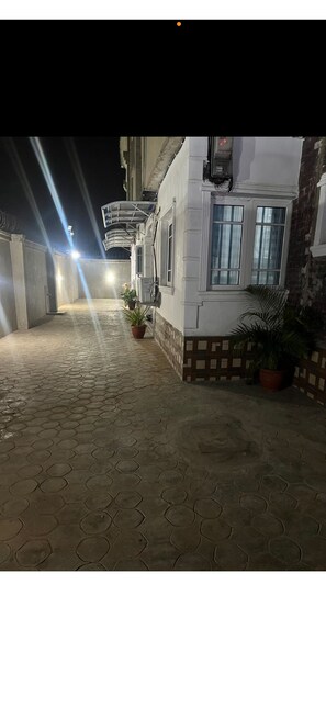 Property grounds - 2-bed apt  in charming Lagos with AC WiFi, located at baruwa ipaja  (Lagos)