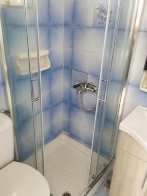 Douche, sĂšche-cheveux, serviettes fournies