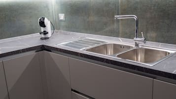 Wasserkocher mit Kaffee-/Teezubehör, Kühlschrank, Mikrowelle, Ofen