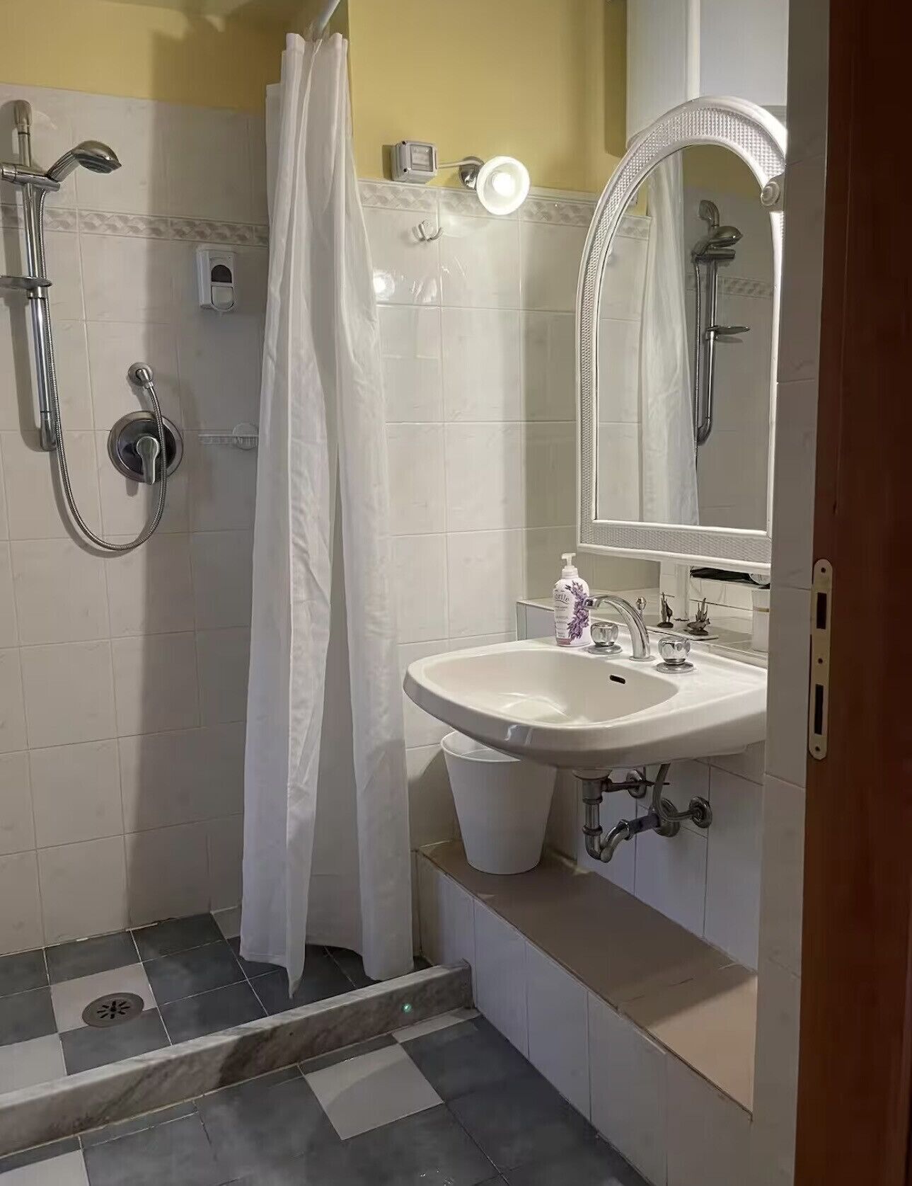 Een douche, een haardroger, handdoeken
