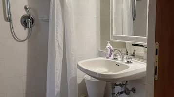 Een douche, een haardroger, handdoeken