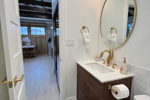 Bathroom - Cozy Private Garden Suite in Hamilton Mountain (Hamilton)