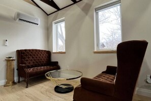 Living area - Cozy Private Garden Suite in Hamilton Mountain (Hamilton)