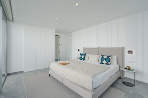 3 habitaciones y tabla de planchar con plancha 