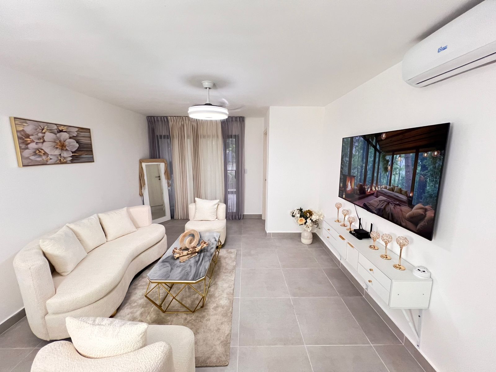 Apartment, 2 Bedrooms, Accessible, Smoking | Living room