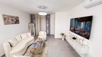 Apartment, 2 Bedrooms, Accessible, Smoking | Living room