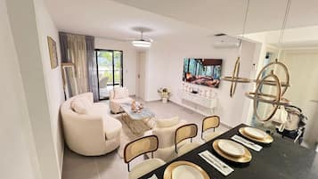 Apartment, 2 Bedrooms, Accessible, Smoking | Dining room