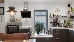 Une cuisine moderne équipée d’une cuisinière, d’un évier et de divers appareils électroménagers.