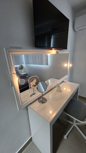 Room - King Bed_ 24/7 Security_ Inverter_ Cozy Patio (Santiago de los Caballeros)