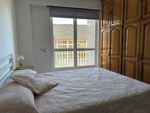 3 chambres, fer et planche Ă repasser, draps fournis