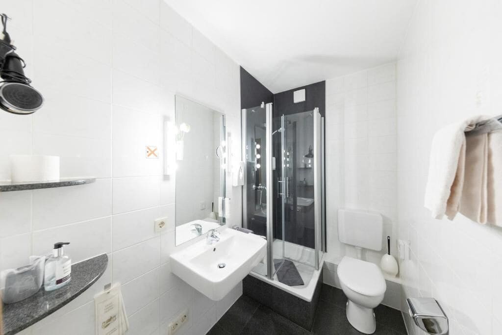 Dusche, Haartrockner, Handtücher, Seife