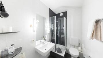 Dusche, Haartrockner, Handtücher, Seife