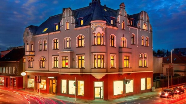 A historic building with multiple windows and a prominent tower. - Hotel Reichshof (Schwerte)
