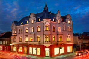 A historic building with multiple windows and a prominent tower. - Hotel Reichshof (Schwerte)