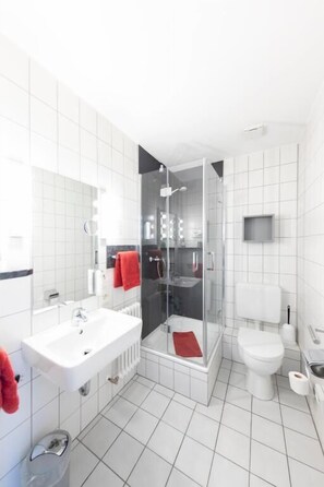 Standard Single Room, City View | Bathroom - Hotel Reichshof (Schwerte)
