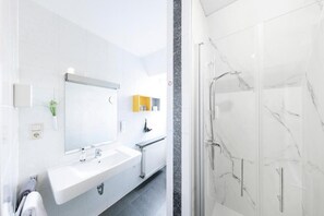 Comfort Double or Twin Room, Courtyard View | Bathroom | Shower, hair dryer, towels, soap - Hotel Reichshof (Schwerte)