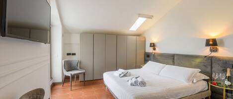 2 habitaciones y tabla de planchar con plancha