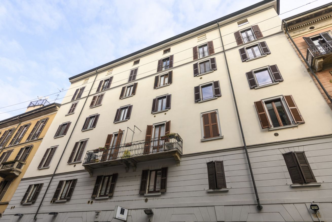 Un edificio de varios pisos con balcones y ventanas.