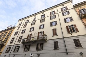 Ein mehrstöckiges Gebäude mit Balkonen und Fenstern.
