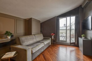 TV - PALERMO, 18 - Brera from above: two-room apartment with terrace (Milan)