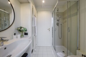 Shower, bidet, towels, shampoo - PALERMO, 18 - Brera from above: two-room apartment with terrace (Milan)