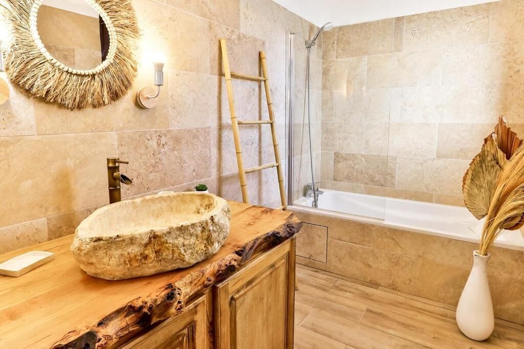 Douche, séchoir à cheveux, savon, papier de toilette