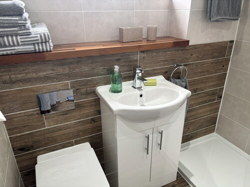 Stylish end terrace house easy access to Glasgow and Edinburgh