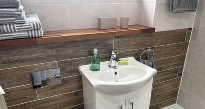 Stylish end terrace house easy access to Glasgow and Edinburgh