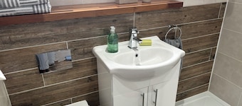 Stylish end terrace house easy access to Glasgow and Edinburgh
