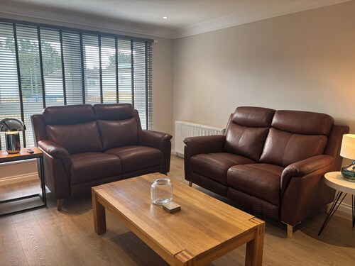 Stylish end terrace house easy access to Glasgow and Edinburgh
