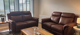 Stylish end terrace house easy access to Glasgow and Edinburgh